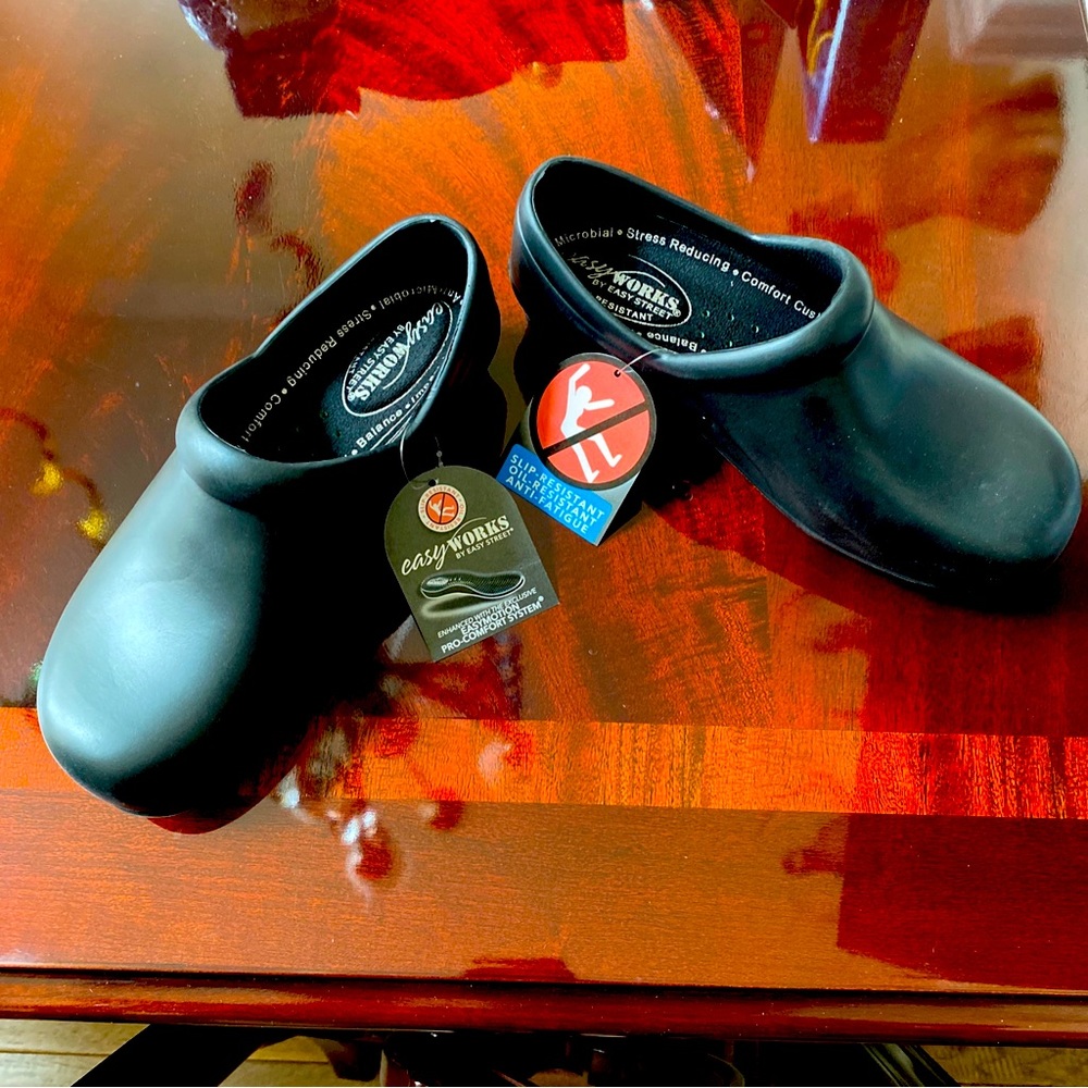 New Easy Works by Easy Street Black Clogs Women Size 7, Men 5 Nurse shoes